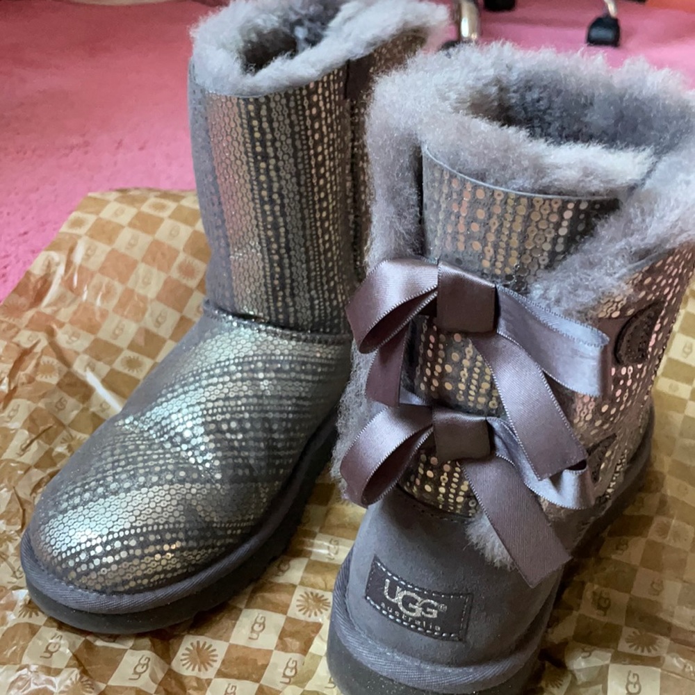 LIKE NEW!! Silver Bailey bow Uggs